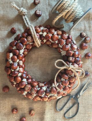 Víkendový recept na věnec z kaštanů❤️. Hlavní přísady: 🍂dlouhá procházka s košíkem 🍂spoousta kaštanů 🍂lišejník na...