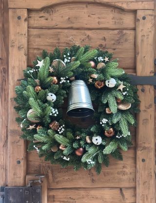 PŘEDOBJEDNÁVKY: Další člen kolekce Rustikální vánoce z trvanlivého umělého chvojí…tento věnec v maxi velikosti 56 cm se...