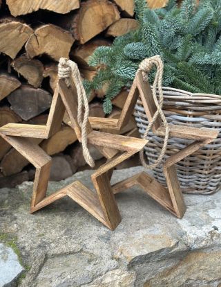 Hvězdy patří jednoznačně k velmi oblíbeným dekoracím ke vstupu do Vašich domovů🏡♥️. Tyto lze pověsit, postavit, nebo...