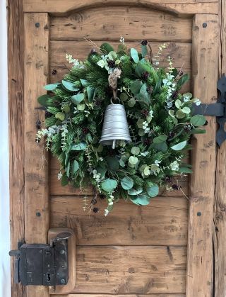 Dnes jsem na ekrámek přidala tohoto krasavce se zvonem. Celý z krásného mixu umělé zeleně🌿🌿🌿❤️. Rozměr 55 cm a všechny...