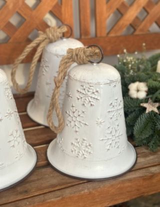 Velké zvony, které nikdo nepřehlédne❤️🤩. Jsou krásné samostatně nebo se chvojím🌲🌿. Svítící hvězdy mám poslední dvě🌟....